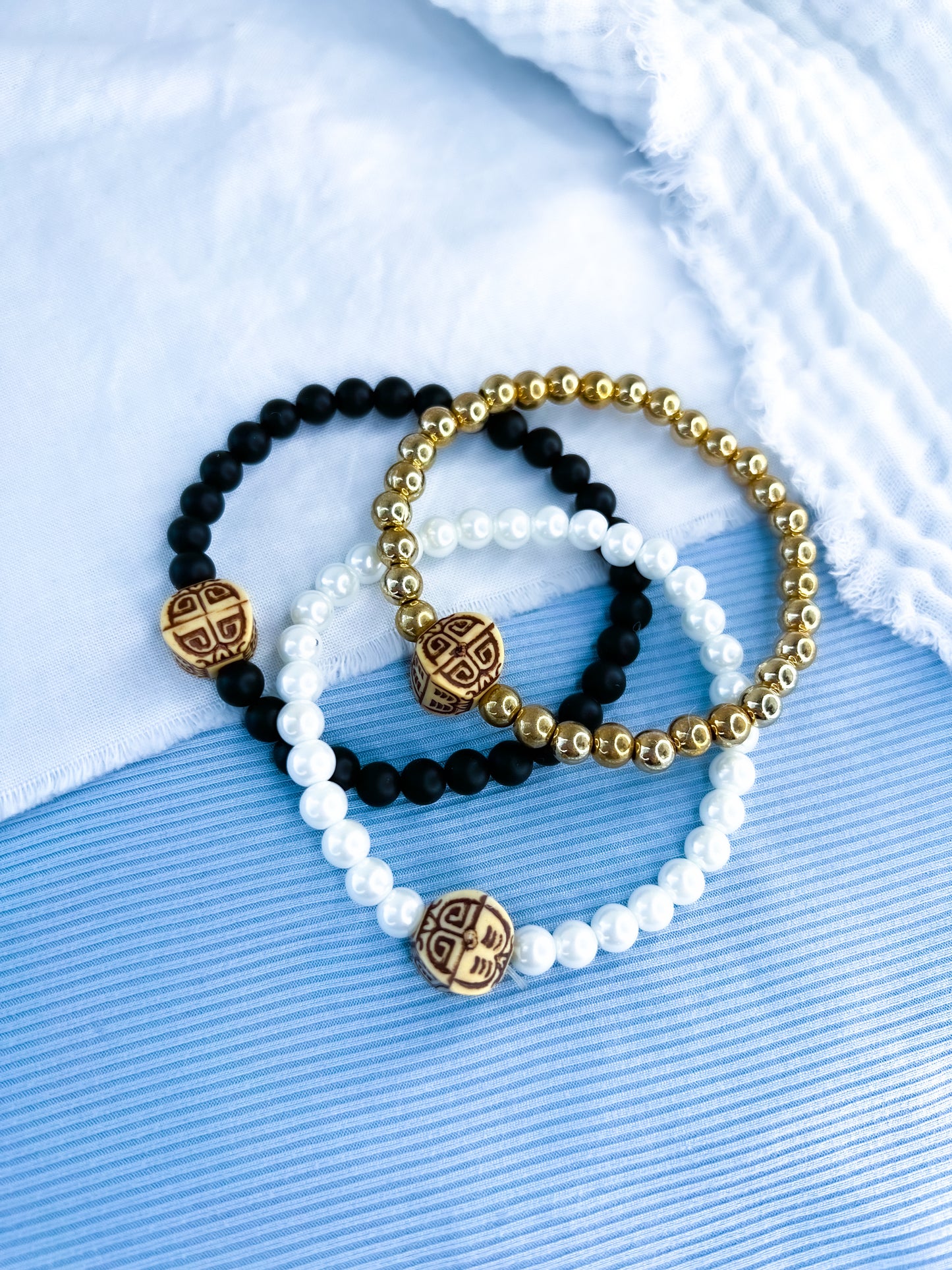 Trío dorado, blanco y negro - diseño único